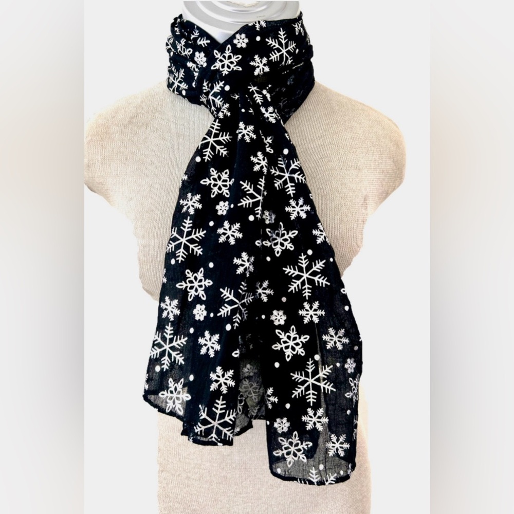 Lavello Snowflake Splendor Scarf Set - Picture 7 of 8